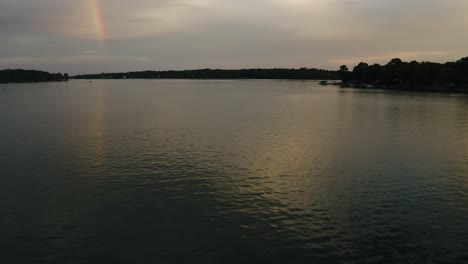 Arco-Iris-Al-Atardecer-Al-Final-De-La-Tarde-Reflejándose-En-Las-Tranquilas-Aguas-Del-Lago-Después-Del-Verano-Una-Tormenta-Vista-Aérea