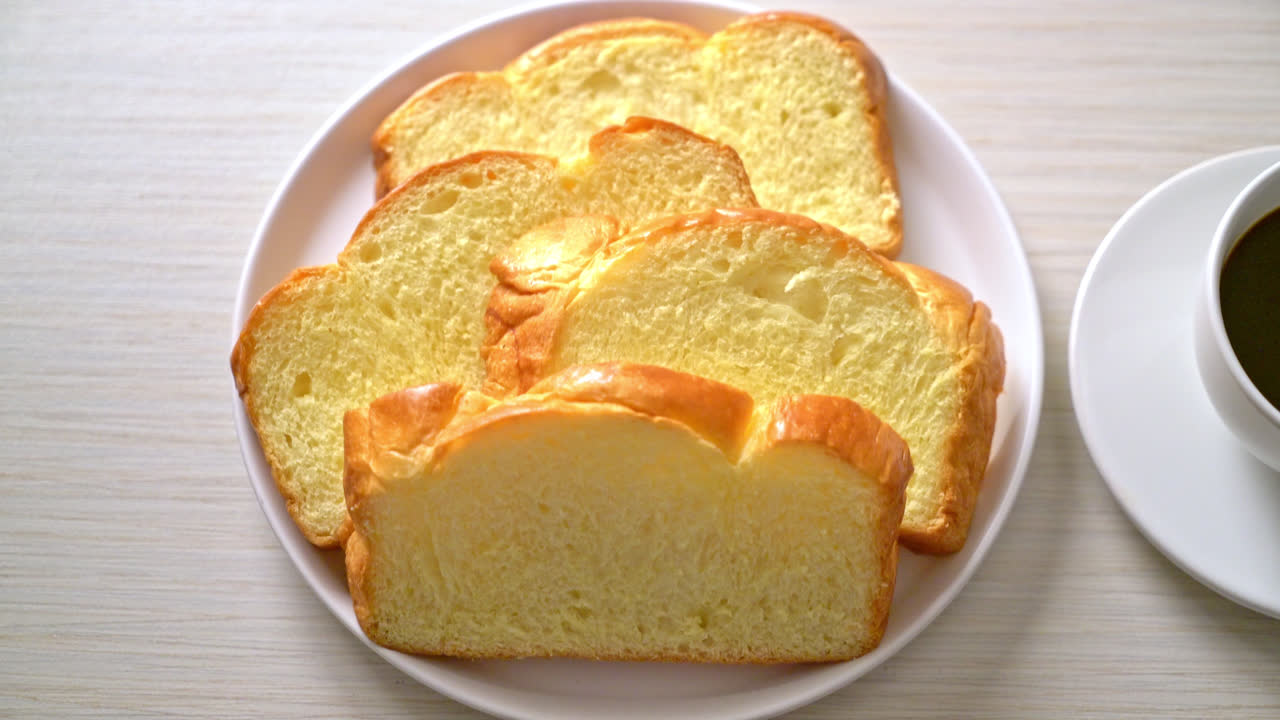 아침에 커피와 고구마 빵