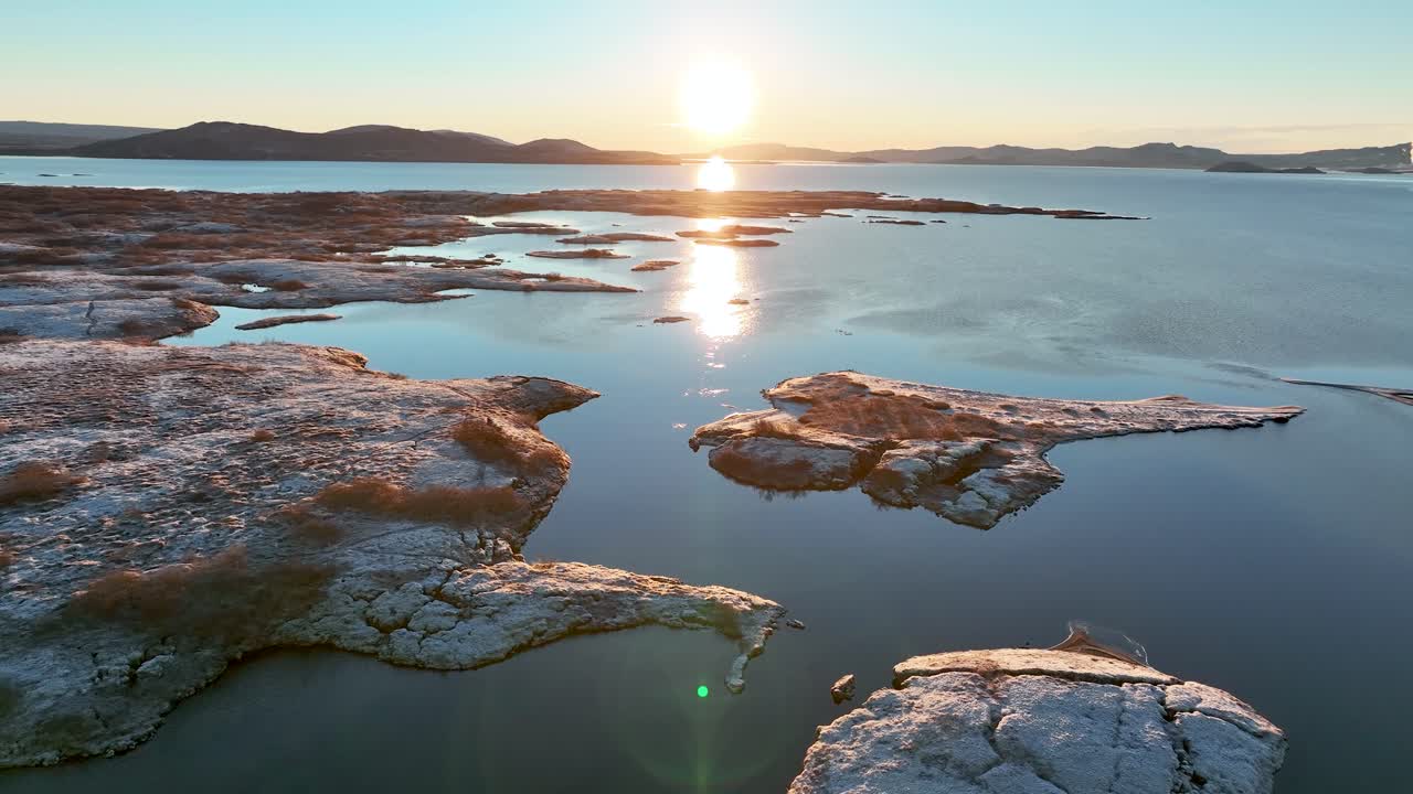 amanecer dorado con reflejo de espejo en el lago thingvellir en el sur de islandia