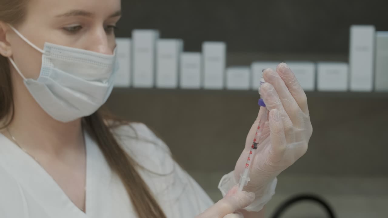 cosmetólogo que realiza el procedimiento de inyección facial