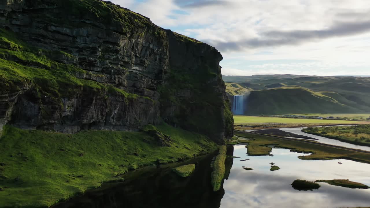 toma cinematográfica de drones de islandia