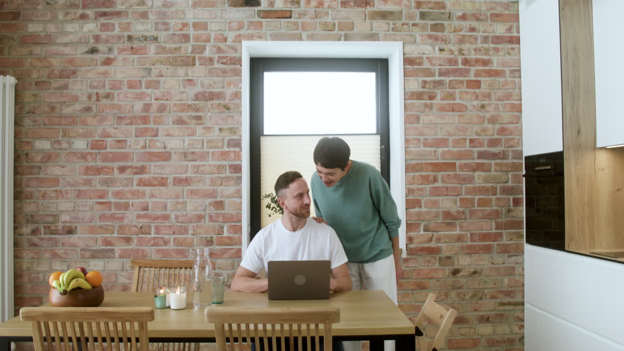 식당에서 노트북으로 일하는 남자