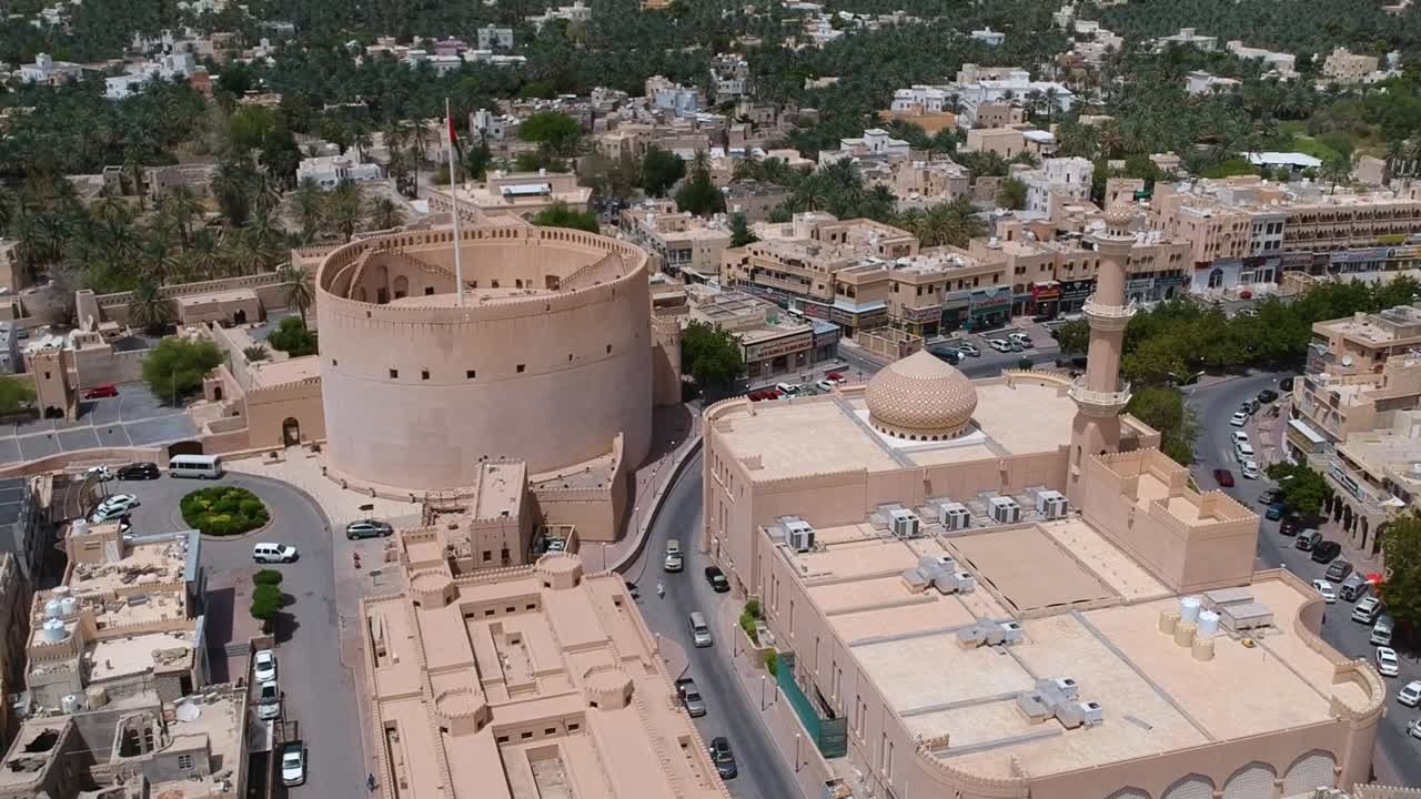 dron aéreo de nizwa con fortaleza histórica y murallas en el sultanato de omán