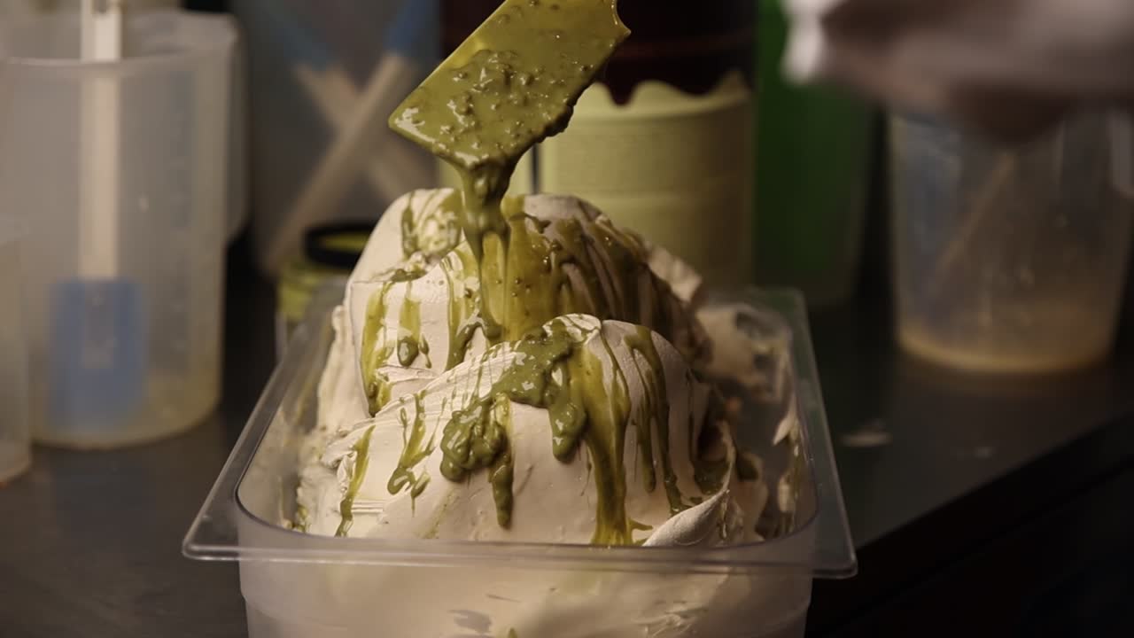 Versare a filo salsa verde al pistacchio su gelato cremoso