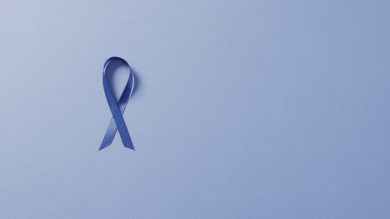 Video di nastro blu scuro contro il cancro al colon su sfondo azzurro pallido