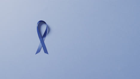 video de la cinta azul oscuro del cáncer de colon sobre un fondo azul pálido