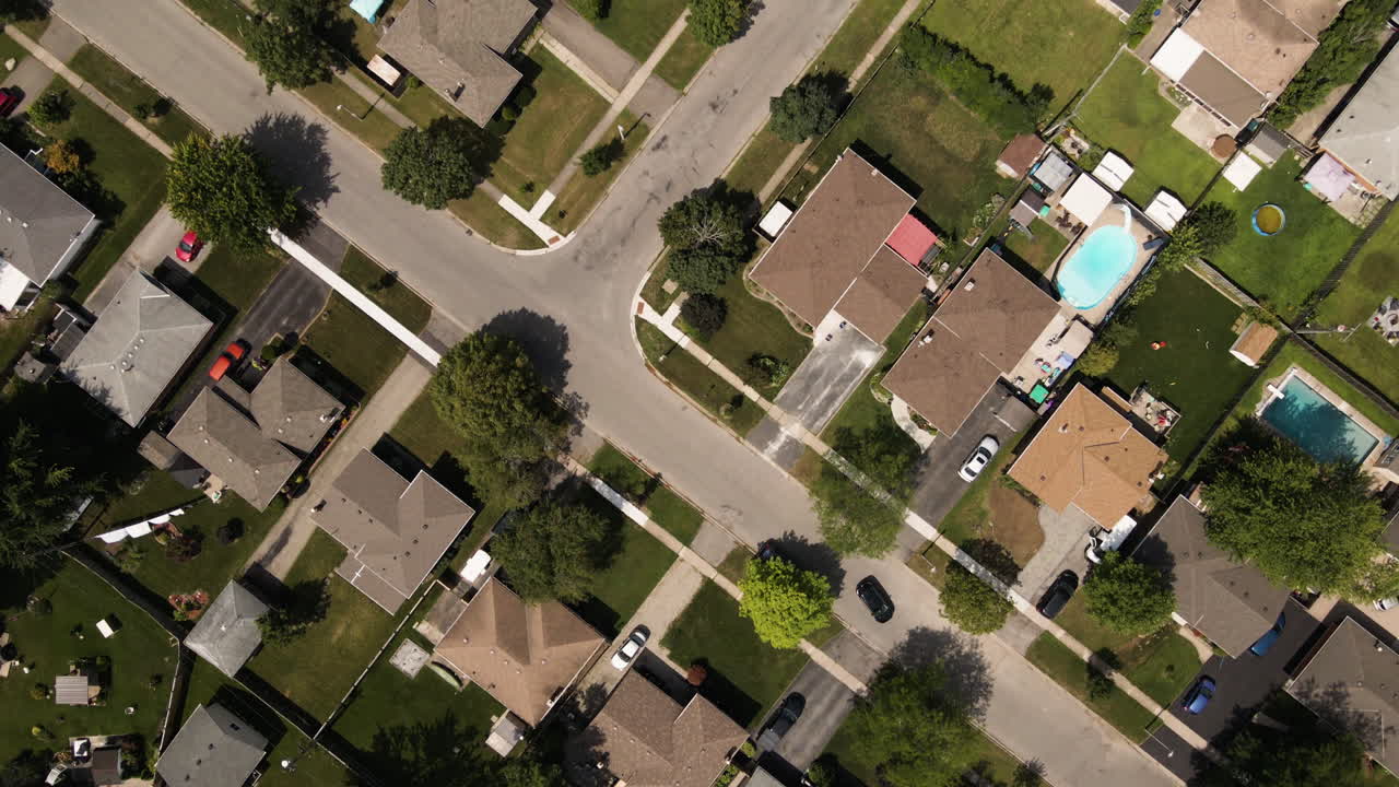 toma aérea de arriba hacia abajo que muestra un distrito de lujo con piscinas en el jardín de villas de lujo en welland