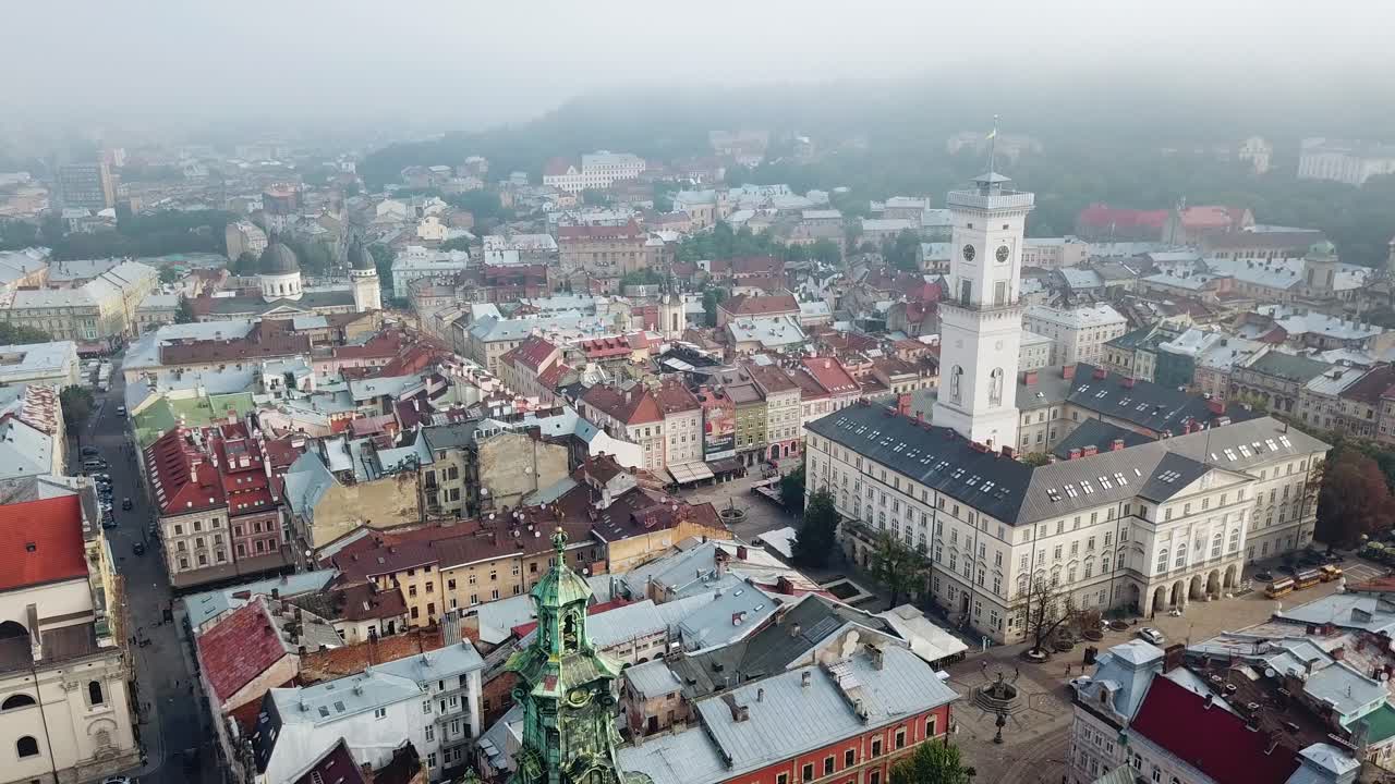 Vista aérea de uma catedral antiga no centro da cidade milenar de Lviv. Telhados de um marco arquitetônico e edifícios antigos na cidade. A câmera se move ao redor. Vista aérea.