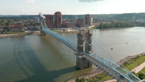 Respaldo-De-Ascenso-De-Drones-Aéreos-Del-Puente-Colgante-De-Cincinnati,-Ohio