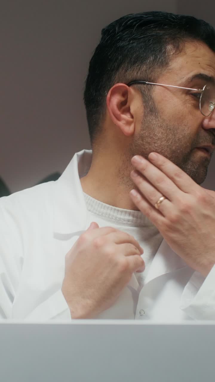 médico examinando a un paciente