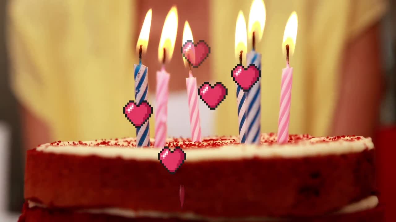 animación de corazones flotando sobre las velas en el pastel de cumpleaños
