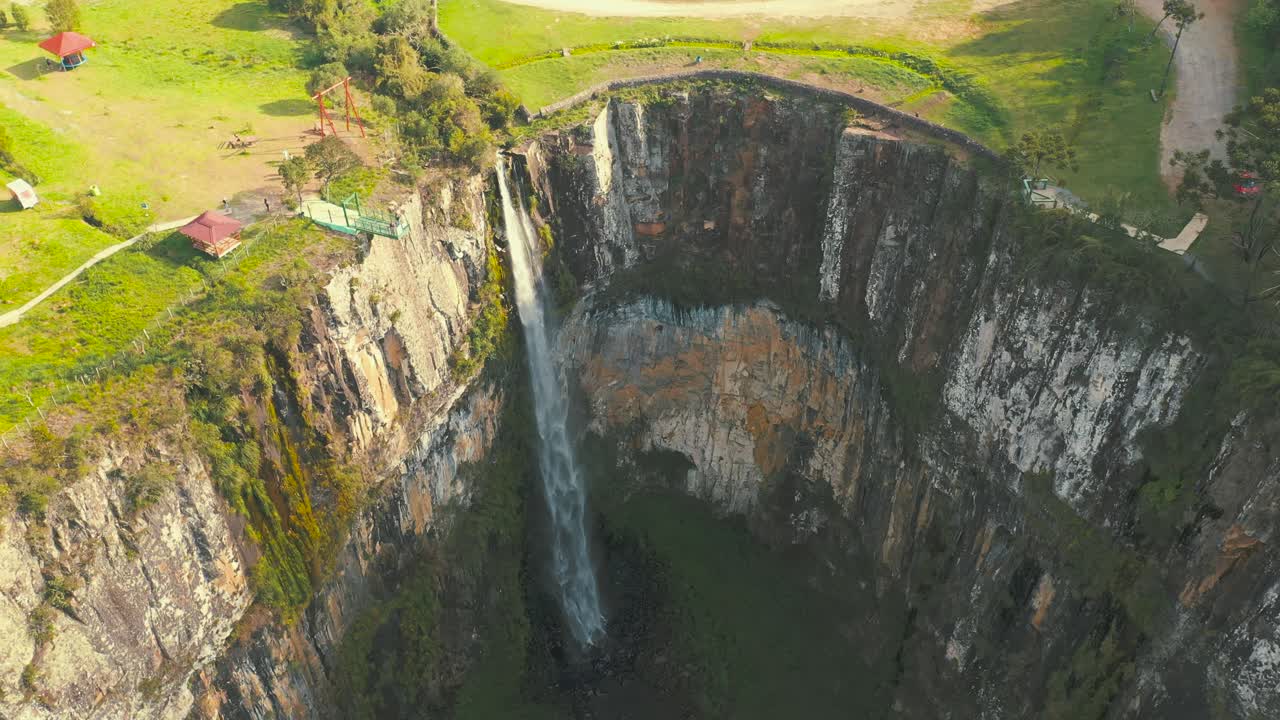 우루비시, 산타 카타리나, 브라질에 위치한 큰 암벽 아벤칼 폭포의 공중 궤도 하향식 전망