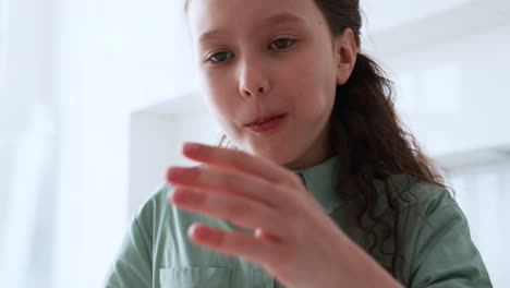 una chica comiendo una galleta.