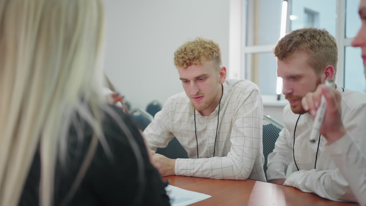 현대 대기업의 마케팅 또는 재무 부서에서 남성과 여성 전문가의 브리핑
