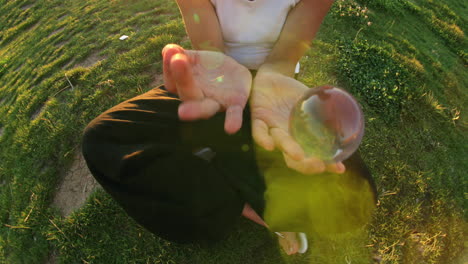con una esfera de malabarismo de vidrio femenina