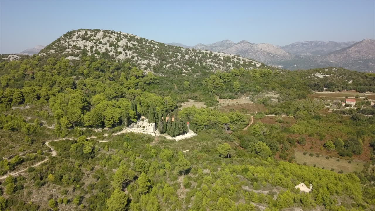 Église cachée dans les collines de Dubrovnik, Croatie.