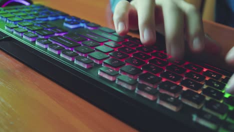 un hombre escribe texto en un teclado retroiluminado 04