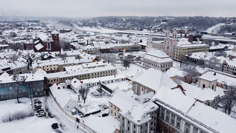 Tejados-Blancos-Cubiertos-De-Nieve-Del-Casco-Antiguo-De-Kaunas-Durante-La-Nevada,-Vista-Aérea-De-Drones