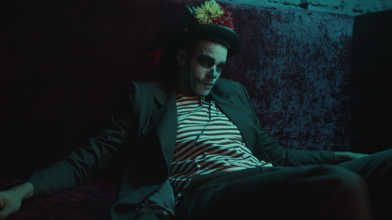 피곤한 젊은이가 앉아 있습니다.