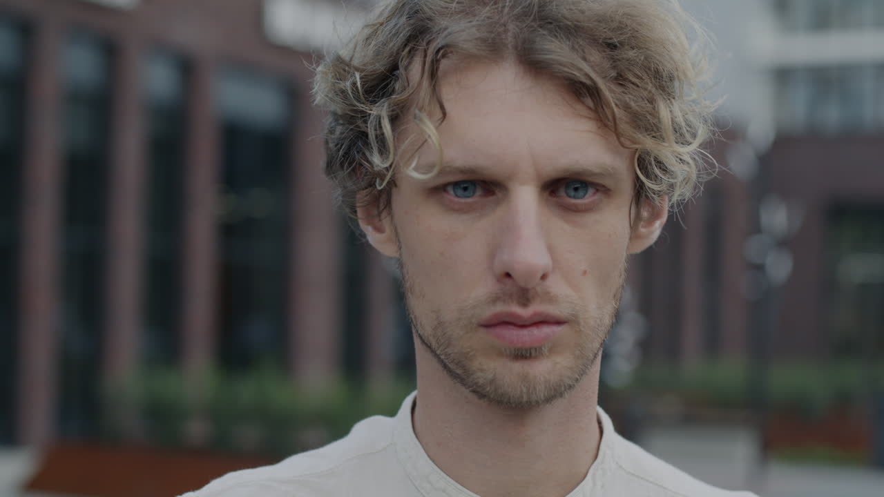 retrato de un hombre en la ciudad