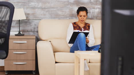 Zoom-out-shot-of-business-woman-taking-note-on-clipboard