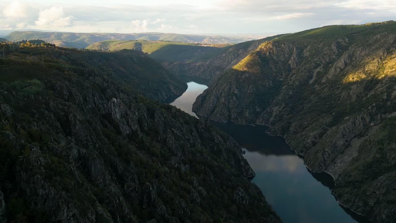 panorámica aérea del río río sil y el cañón mientras la luz de la hora dorada se extiende por las verdes colinas del valle