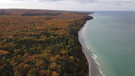 4K-Drohnenvideo-Von-Herbstfarben-Entlang-Des-Lake-Michigan-In-Michigan