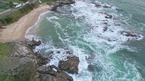 Luftaufnahme-Eines-Leeren-Strandes-Mit-Großen-Brechenden-Wellen