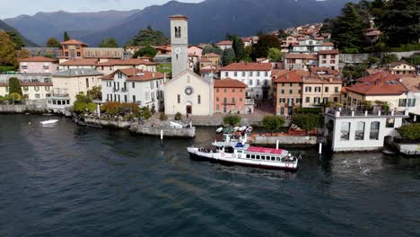 Aérea---Vista-De-Un-Barco-En-Un-Muelle-En-Torno,-Lago-De-Como