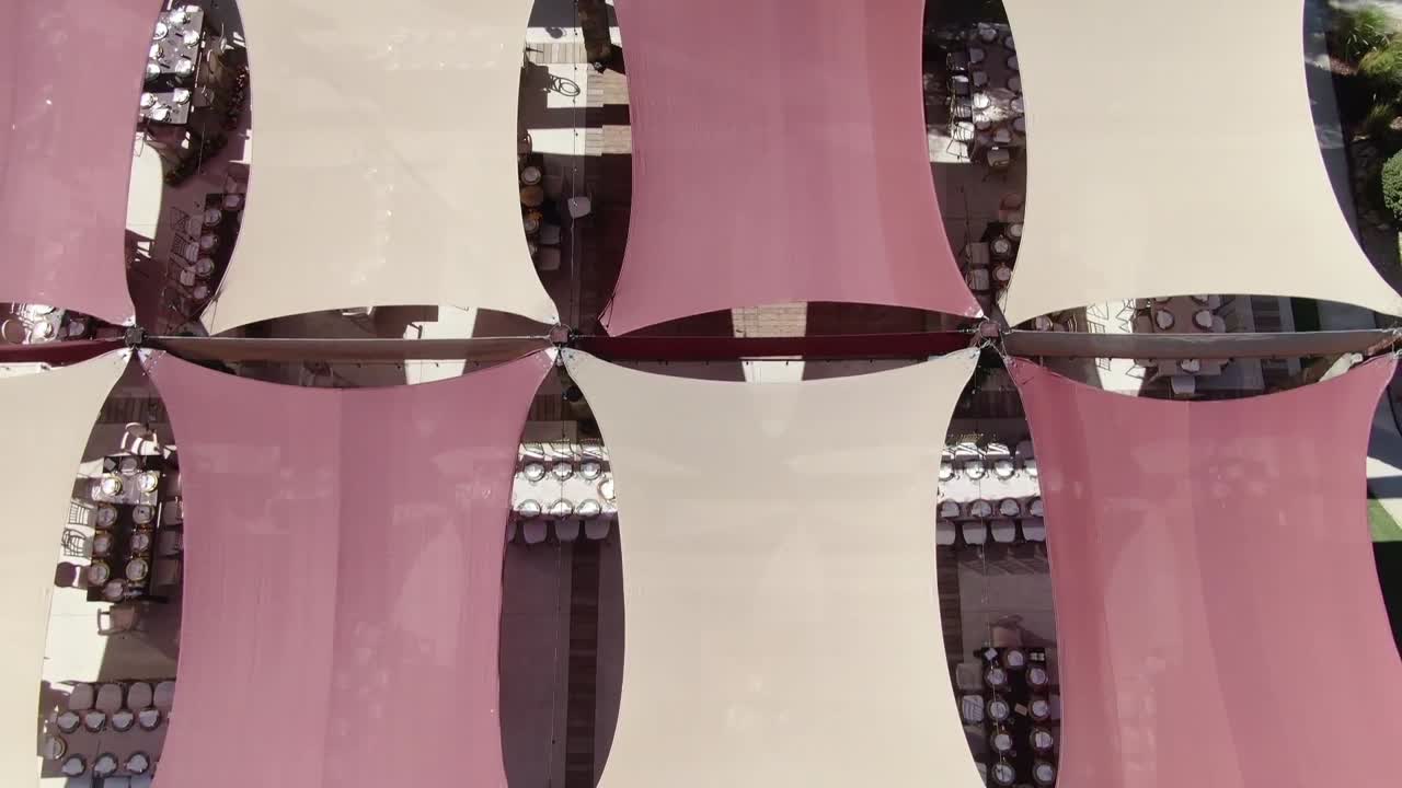 포도원 근처의 사교 행사 장소의 조감도