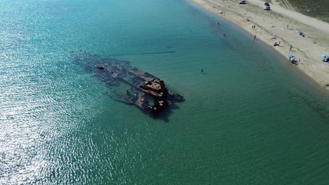 Recorrido-En-Drones-4k-Por-El-Naufragio-De-Epanomi-Y-La-Playa-Con-Olas-Iluminadas-Por-El-Sol