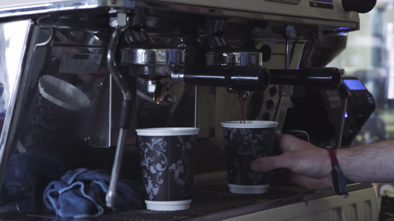 Barista che fa l'espresso in una caffetteria