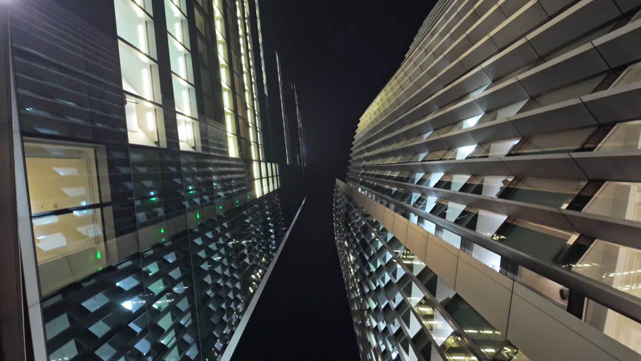 Impresionante vista de los rascacielos de Londres por la noche en el distrito financiero.