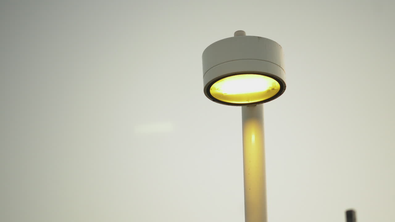 poste de luz brillante en la costa de los ángeles, hora de la tarde