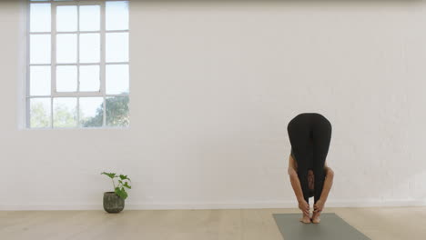 Gesunde-Yoga-Frau-Praktiziert-Handstand-Pose-Und-Genießt-Den-Fitness-Lebensstil,-Trainiert-Im-Studio-Und-Dehnt-Schönes-Körpertraining-Auf-Der-Trainingsmatte