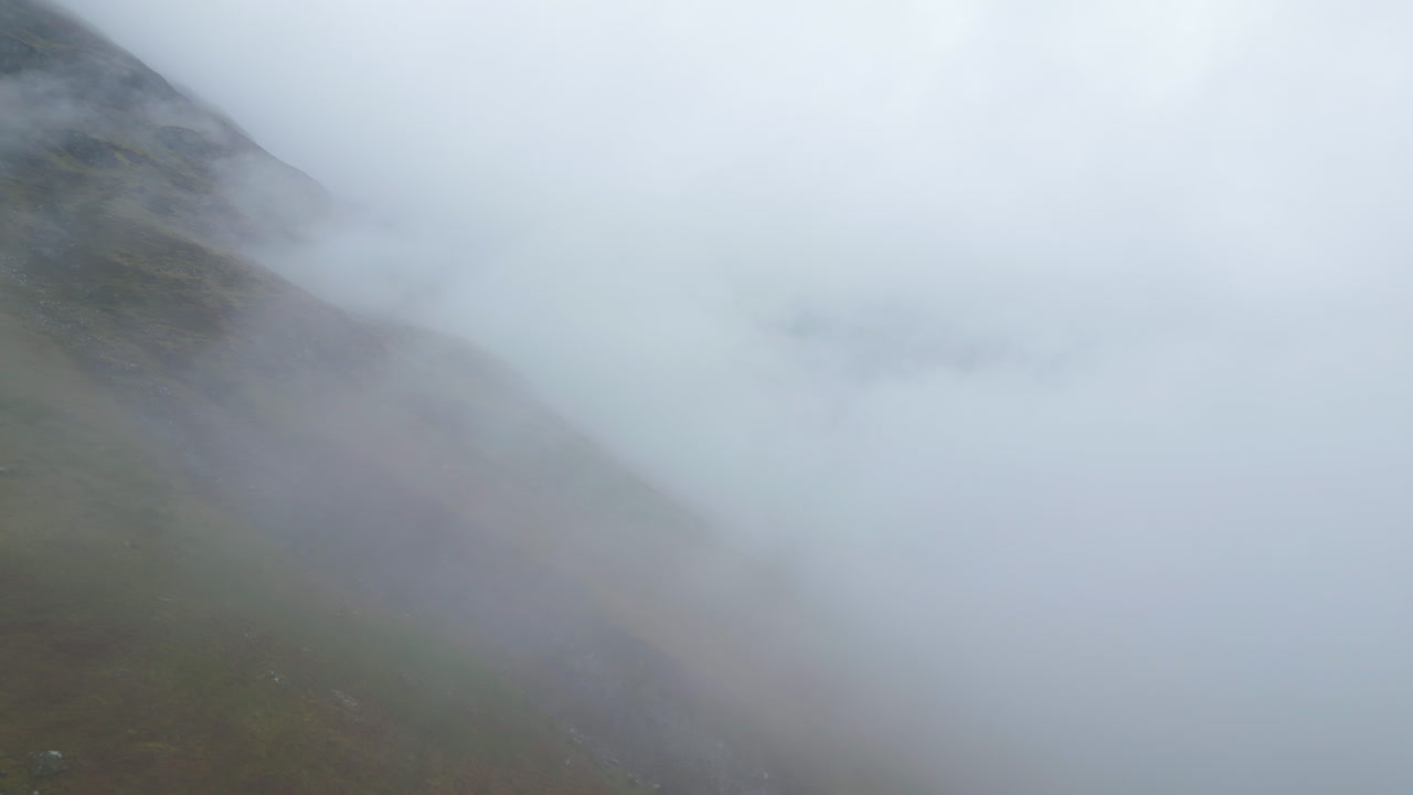 드론이 구름으로 뒤인 안개가 가득한 산기?? 을 향해 날아갔다.