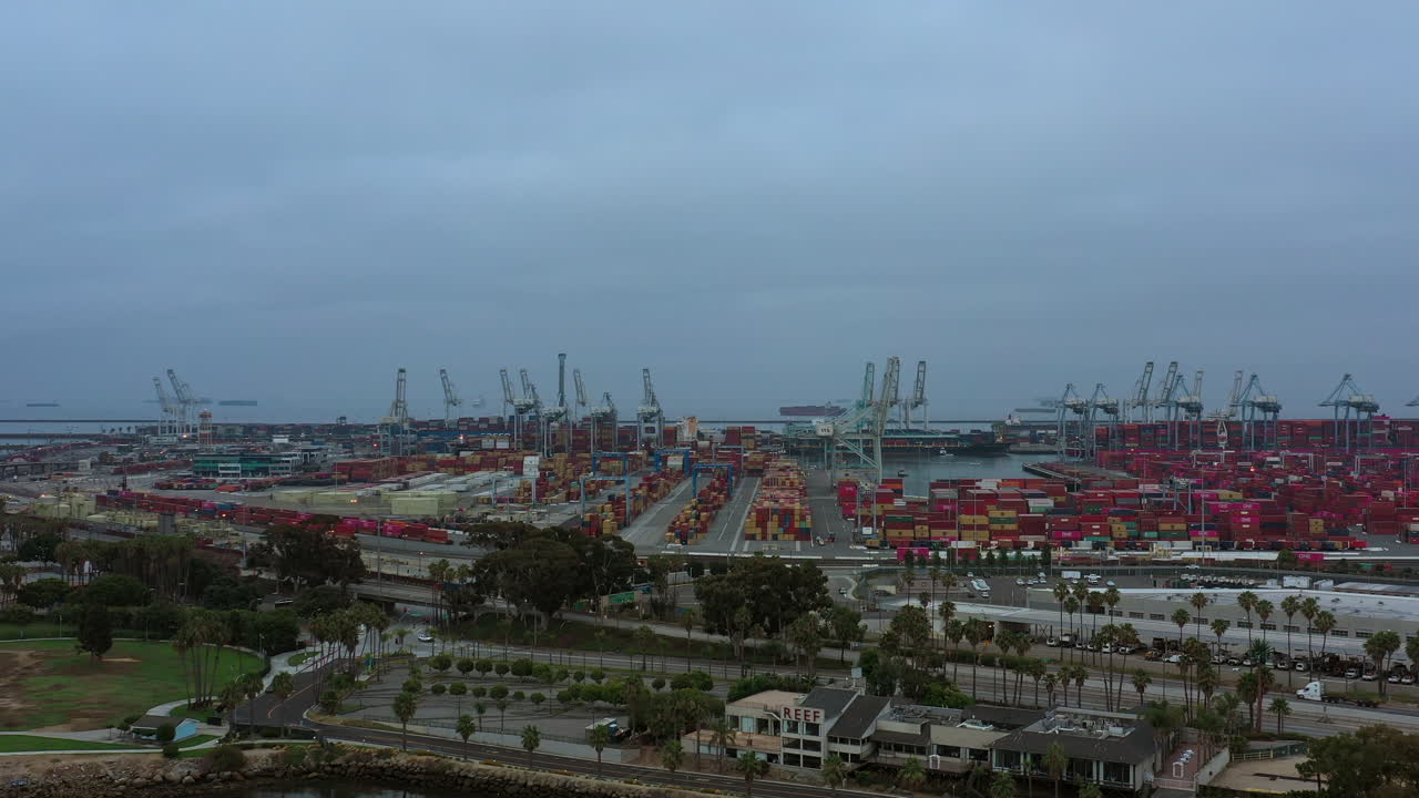 contenedores de envío en el puerto industrial de long beach, california - vista aérea
