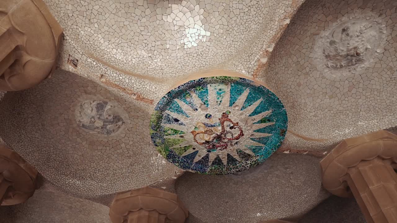 detalle del mosaico del techo del parque güell