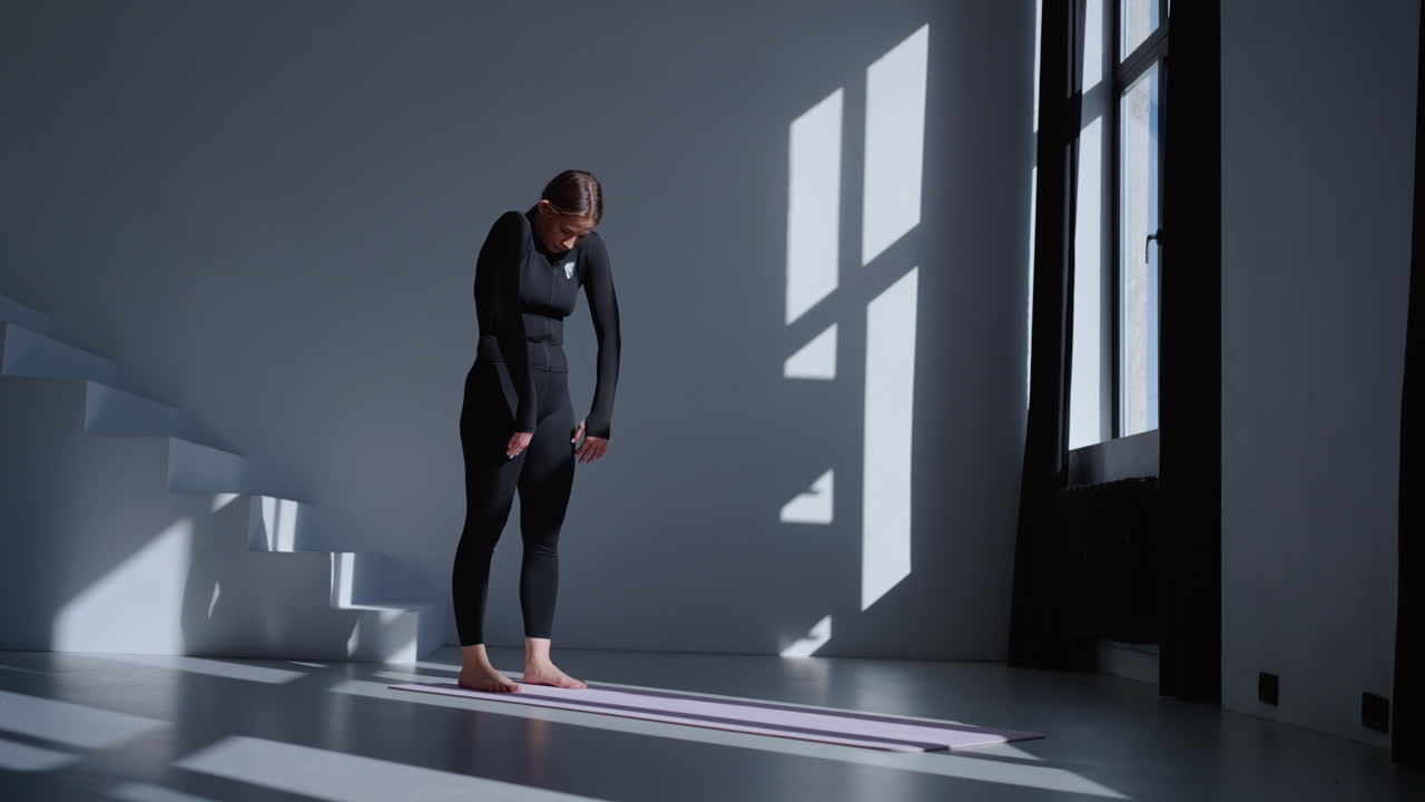 Donna che fa stretching yoga in uno studio