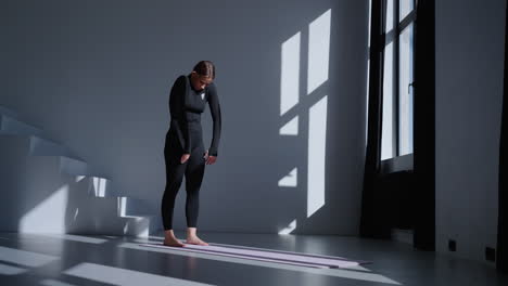 mujer haciendo estiramientos de yoga en un estudio