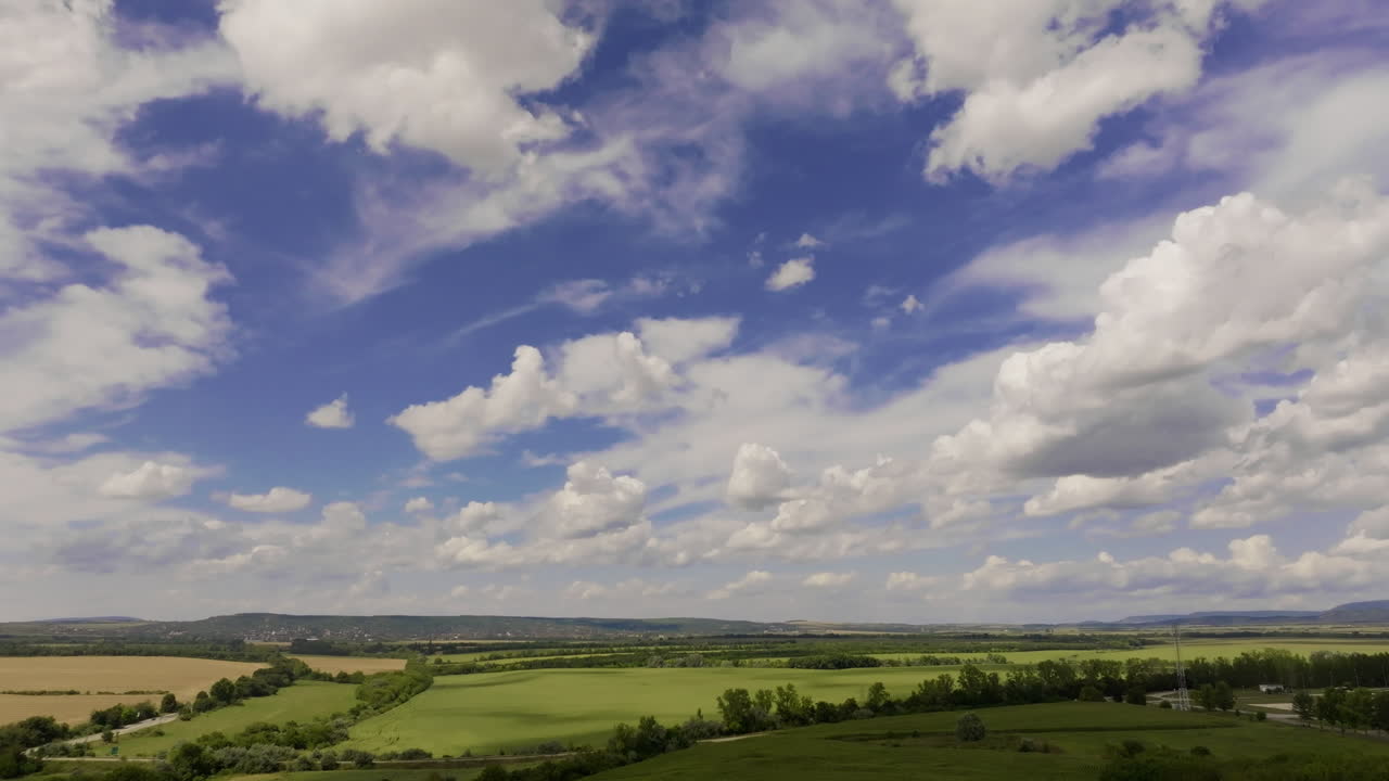 vista aérea de un campo verde con nubes blancas en un cielo azul