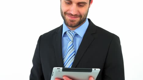 hombre de negocios usando una tableta digital