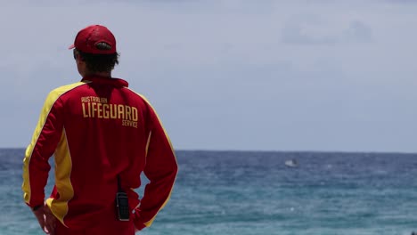 socorrista que vigila la playa y las olas del océano