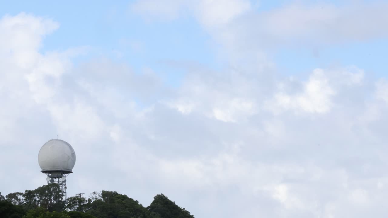 고정된 레이더  뒤에 움직이는 구름