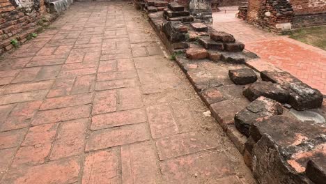 caminar constantemente a través de las ruinas históricas cargadas de ladrillo