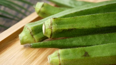 las vainas de okra frescas