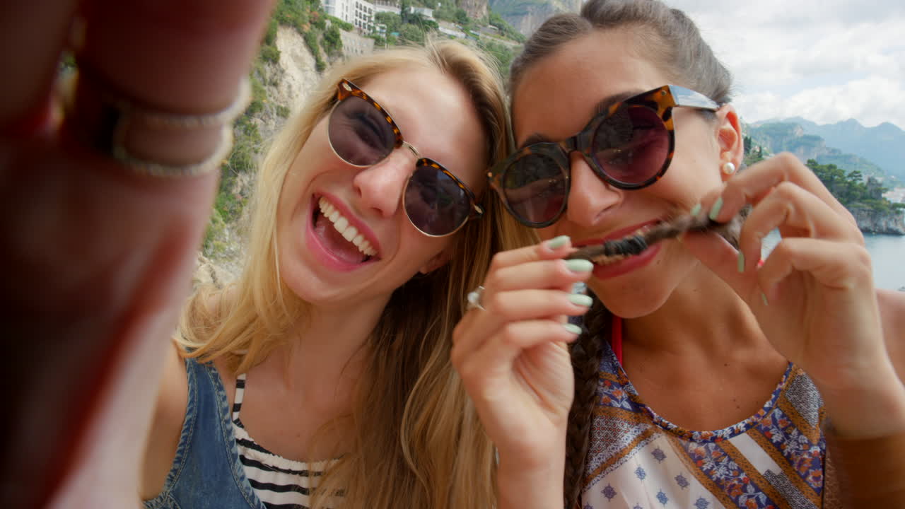 아름다운 해안 휴가를 즐기는 두 친구