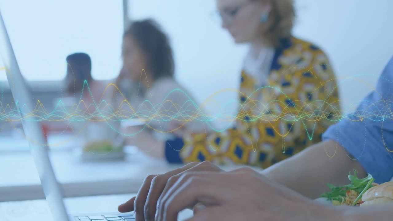 animación de la red de conexiones entre diversos trabajadores de oficina que usan auriculares