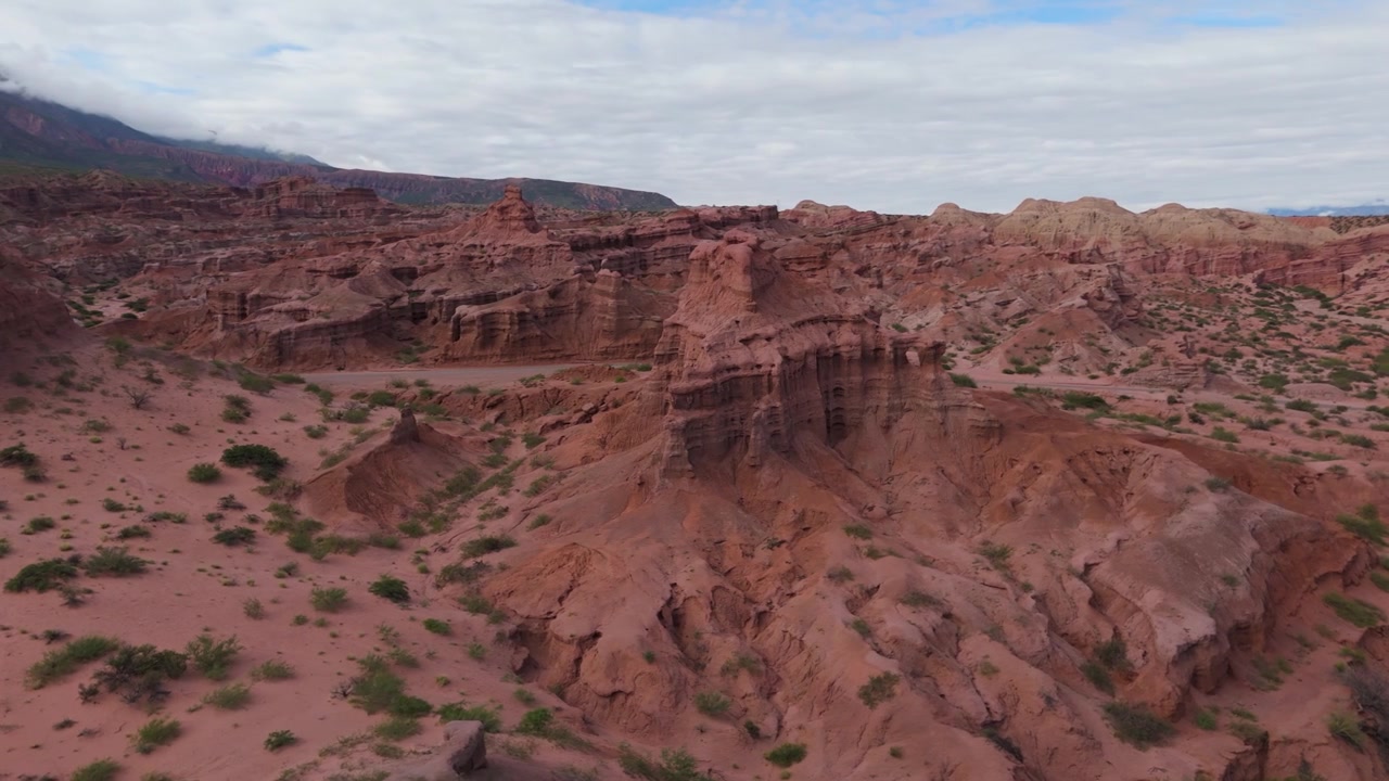 Formazioni rocciose rosse e aspre attraverso il canyon di Los Castillos, ripresa aerea orbitale media di un paesaggio fortemente eroso.