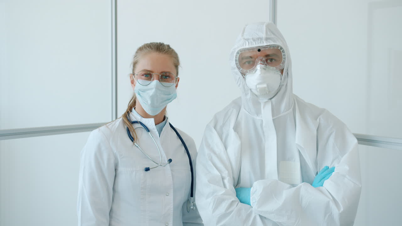 Profissionais médicos em equipamento de proteção